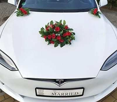 Echte rozenboeket voor bruiloften en autoversiering met duiven - unieke decoratie set
