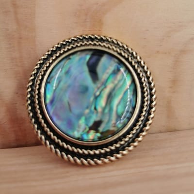 Magneet - broche - Echte Parelmoer - Design - Rond - goudkleur - Ø 4 cm - voor - omslagdoek, sjaal en vest en als broche te sluiten zonder gaatjes te veroorzaken.