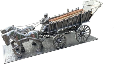 Tinnen Boerenwagen met Paarden – Handgemaakt Miniatuur – Ambachtelijk Boerenerf Beeldje – Uniek Cadeau & Decoratie