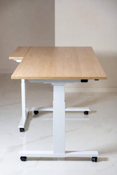 Luxe Elektrisch L-Vorm Zit-Sta Bureau 160x120 cm – Drievoudige Motor Hoekbureau met Memory Functie, Anti-Collisie Technologie, Industrieel Staand Bureau 70–120 cm Hoogte Verstelbaar, Licht Walnoot/Wit FrameMobili Bella