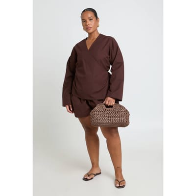 boohoo Dames Plus Linnen-look Wikkel Top Met Lange Mouwen En Strikceintuur & Wijd Uitlopende Korte Broek Co-ord Set | Chocoladebruin | Maat: 44