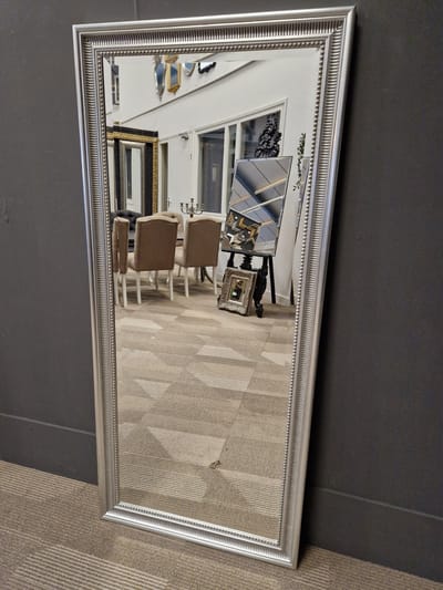 Passpiegel of wandspiegel - Cesarino Zilver Buitenmaat 75x167 cm hoog of breed ophangen - Houten lijst handgekleurd met bladzilver slagmetaal - Italiaanse spiegel - Merk Barokspiegel® -Duurzaam en veilig spiegelglas met facetrand