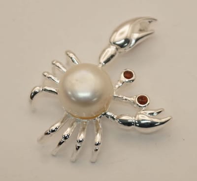 Sterling zilveren hanger krab met een parel - hangertje krab gemaakt van 925 zilver - zilveren zeedieren hanger - krab kettinghanger zilver - dieren hangertje van zilver - leuke zeedieren hangertjes gemaakt van sterling zilver - halshanger krab