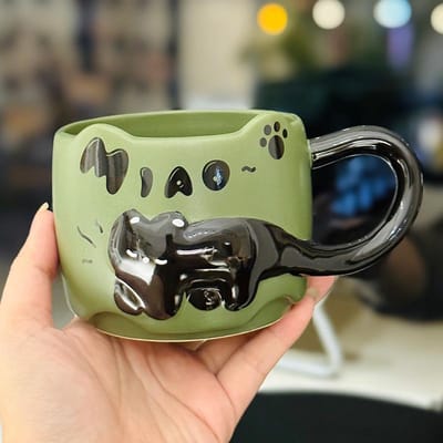 Une Fille avec un Haut Niveau d'Apparence Mug en Céramique Chat Noir Dessin Animé Peint à la Main Tasse à Café Créative avec un Sens du Design pour la Maison Comme Souvenir . 380ml gray