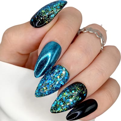 Press on Nails - Zwart Blauw Glitter Plaknagels - Medium Stiletto Nageltips - Nail Art Feestdagen - SD Press on Nails - No. 72 Blue Magic