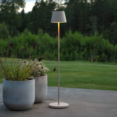Konstsmide LED vloerlamp Pomezia, zandkleurig, 124 cm, IP54, USB