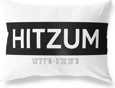 Tuinkussen HITZUM - FRIESLAND met coördinaten - Buitenkussen - Bootkussen - Weerbestendig - Jouw Plaats - Studio216 - Modern - Zwart-Wit - 50x30cm