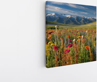 Saammp Canvas Schilderij - Bloemenveld met bergtoppen - Natuur - Landschap - 20x20 - Foto op canvas - Wanddecoratie - Muurdecoratie Woonkamer - Slaapkamer decoratie - Canvas Print
