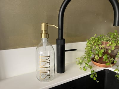 BBBLS® Design Dispenser "Dishes" | Transparant Glas | 500ml | RVS / Metaal Pomp Goud | Zeeppomp | Zeepdispenser | Zeephouder