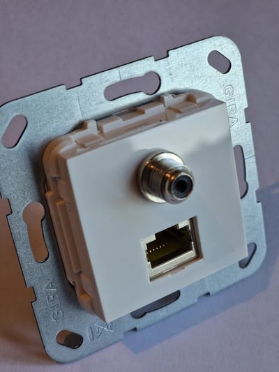 GIRA Wandcontactdoos - Basiselement Smart-TV - CAI en netwerk - 569703 - Zuiver wit