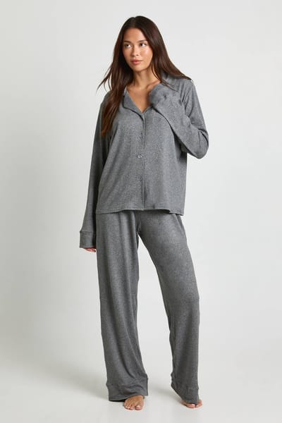 boohoo Dames Pyjamaset met overhemd en broek met doorlopende soft touch-knoopsluiting | Grijze Mergel | Maat: 42