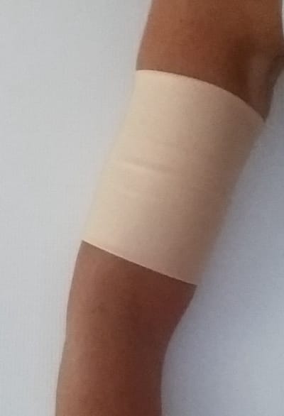 Effen beige lycra sensorband / armbandvan 25/26 cm ter bescherming van de Omnipod of sensor ivm diabetes, geschikt om mee te zwemmen. Beschermt de sensor zoals de freestyle libre of de omnipod