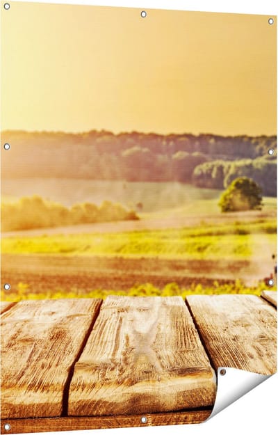 Gards Tuinposter Tractor in het Veld met Houten Planken - 90x120 cm - Tuindoek - Tuindecoratie - Wanddecoratie buiten - Tuinschilderij