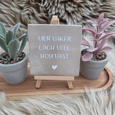 Robuust Wenstegeltje "Vier vaker lach veel" – Hip trendy tegeltje – Cadeau voor Nieuwe Woning, Housewarming of Gezinscadeau – Sfeervol en Persoonlijk - Vriend(in) - Zomaar – Trendy nu – Decoratief Tegeltje met Standaard – Cadeau Idee