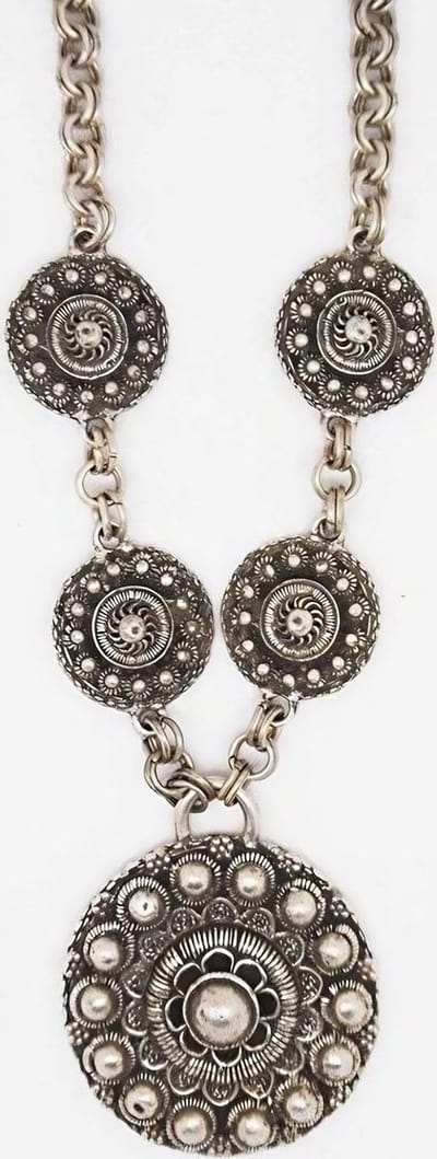 Zeeuws Meisje - Collier met grote en kleine Zeeuwse knopen