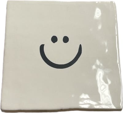 Hippe tegeltje met tekst: Smile Smiley | Wit met zwart | Gepersonaliseerde cadeau | Hippe Spreuktegel | Nieuwe woning cadeau | Housewarming cadeau