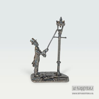 Tinnen Lantaarnopsteker Beeldje – Handgemaakt Miniatuur Ambacht – Historisch Beroepenbeeld – Uniek Cadeau & Decoratie