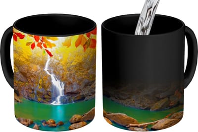 Magische Mok - Foto op Warmte Mokken - Koffiemok - Stenen - Boom - Waterval - Herfst - Rood - Magic Mok - Beker - 350 ML - Theemok