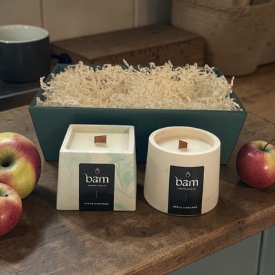 Geschenkmand met 2 Geurkaarsen Apple Cinnamon - Groen Gemarmerde Potjes - Zonnebloemwas - Houten Wiek - Handgemaakt Cadeau