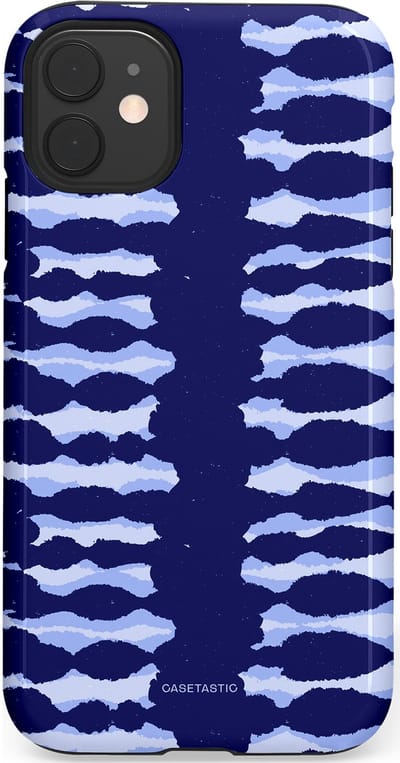 Casetastic Hoesje Geschikt voor Apple iPhone 11 - Stijlvolle Beschermende Duo-layer Case - Golven in blauw