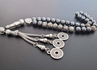 Handgemaakte naam tasbih 33 Kralen Natuursteen “Hematiet ” - met metaal tassel “Omarmen"- Met je naam of de naam van uw geliefde- 8 mm diameter van de korrel