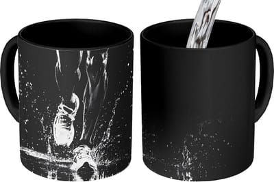 Magische Mok - Foto op Warmte Mokken - Koffiemok - Hardloopschoenen - Rennen - Druppels - Zwart - Magic Mok - Beker - 350 ML - Theemok