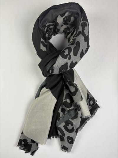 Leuke panter sjaal met vrolijke kleuren van mooi materiaal 50% viscose met 50% katoen