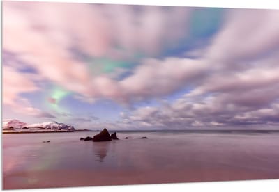 Acrylglas - Klein Noorderlicht tussen Sluierbewolking boven een Meer - 150x100 cm Foto op Acrylglas (Met Ophangsysteem)