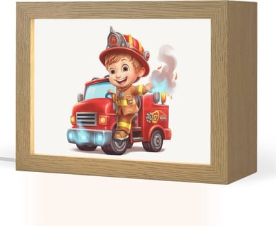 Nachtlampje 20x15 cm - Kinder lampje - Brandweerwagen - Jongens - Kind - Rood - Tafellamp kinderkamer - Slaapkamer lamp - Bedlamp kinderen - Kinderlampje stopcontact - Wandlamp babykamer - Nachtlampjes