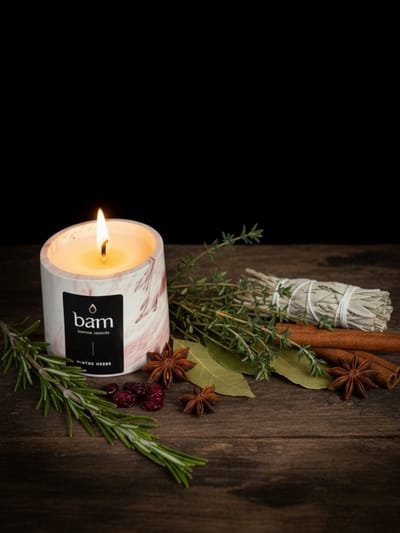 BAM Kaarsen Winter Herbs Geurkaars – Cone Collectie – Houten Wiek – Rood Gemarmerd Handgemaakt Potje – 100 g – 30 Branduren