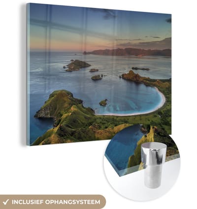 ® Glasschilderij 160x120 cm - Schilderij acrylglas - Luchtfoto van de baai met eilanden in nationaal park Komodo Indonesië - Foto op glas - Muurdecoratie woonkamer - Wanddecoratie slaapkamer - Schilderijen