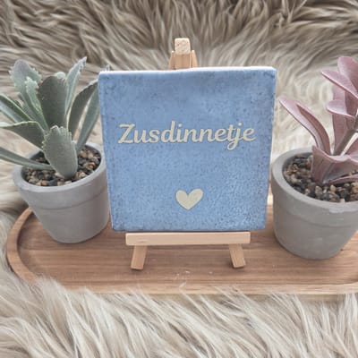 Robuust wenstegeltje – Zusdinnetje – Lief Cadeau voor Zus of Beste Vriendin – Stijlvolle Wanddecoratie met Betekenis – Trendy nu – Decoratief Tegeltje met Standaard – Cadeau Idee