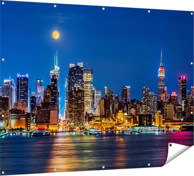 Gards Tuinposter Verlichte Skyline van New York met Volle Maan - 160x120 cm - Tuindoek - Tuindecoratie - Wanddecoratie buiten - Tuinschilderij