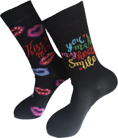 Verjaardag cadeau - Kiss me sokken - Kus me sokken - Valentijnsdag cadeau - Mismatch Sokken - Grappige sokken - Leuke sokken - Vrolijke sokken - Luckyday Socks - Sokken met tekst - Aparte Sokken - Sokken waar je vrolijk van wordt - Maat 36-40