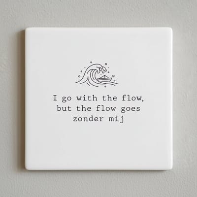 I Go With the Flow… Zonder Mij – Grappige Tweetalige Quote Keramische Tegel 15 × 15 cm | Minimalistische Humor Woondecoratie Cadeau