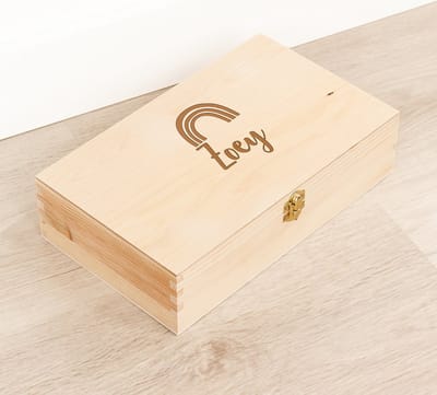 Houten kistje 'Zoey' Regenboog - Tekenkist - Herinneringsdoos - Kraamcadeau - Knutseldoos - Memorybox - Baby - Geboorte