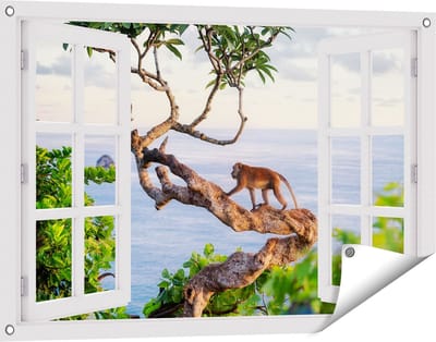 Gards Tuinposter Doorkijk Aap Klimt in een Boom aan het Water - 90x60 cm - Tuindoek - Tuindecoratie - Wanddecoratie buiten - Tuinschilderij