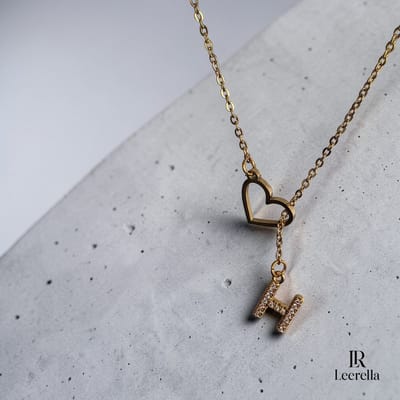 Leerella Goudkleurige | H | Initial Ketting met Hart en Letter Hanger – Gepersonaliseerde RVS Ketting met Zirconia Steentjes – 60 cm Collier
