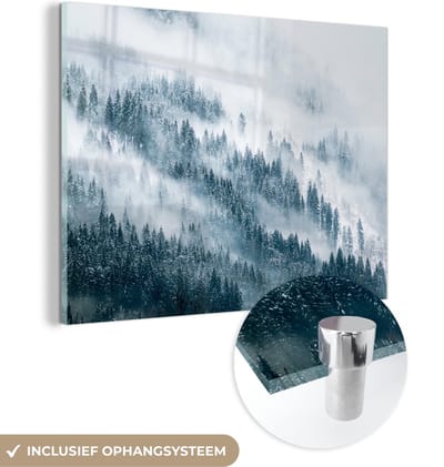MuchoWow® Glasschilderij 160x120 cm - Schilderij acrylglas - Winter - Mist - Bos - Sneeuw - Den - Foto op glas - Schilderijen