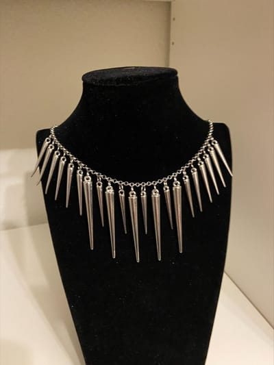 Zilverkleurige Spike Charm ketting | Make up | Parfum | Moederdag | Verjaardagscadeau| Cadeautje| Valentijnsdag| Kado | sieraden | vaderdag | oorbellen | oorsieraden