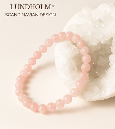 Lundholm Armband - Luxe Rozenkwarts Armband 17 cm (Ø 6 mm kralen) - Elastisch & One Size - Liefde, Vertrouwen Zelfverzekerdheid - Betekenisvol cadeautje -Inclusief Luxe Geschenkverpakking