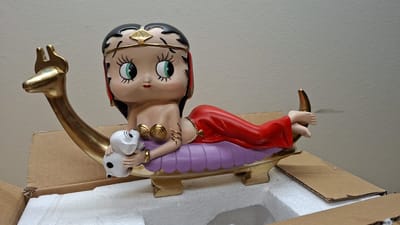 Betty Boop "Oriental Dream" beeld – Met Pudgy op Loungebank – 29cm