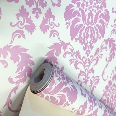 Roze Barok Behang met Klassieke Ornamenten – Luxe Vliesbehang – 10,05 x 0,53 m