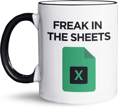 NietMokken.nl - "Freak in the Sheets" Grappige Mok - Werk Quote voor Excel-liefhebbers en Data Analisten - Kantoorhumor Cadeau voor Collega’s, IT’ers en Data-specialisten - Leuk voor Werk of Thuis - 325 ml - Voor Koffie of Thee - Zwart