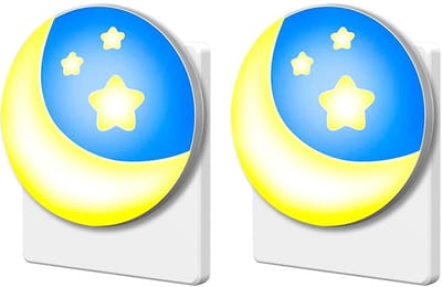 TOVBMUP Nachtlampje geschikt voor kinderen - 2-pack - Stekkerklaar - met schemersensor - Nachtlampje voor kinderkamer - Automatisch dimmend - Ster- en maanpatroon - geschikt voor kinderkamers, trappen, slaapkamers, keukens en badkamers - Warm wit