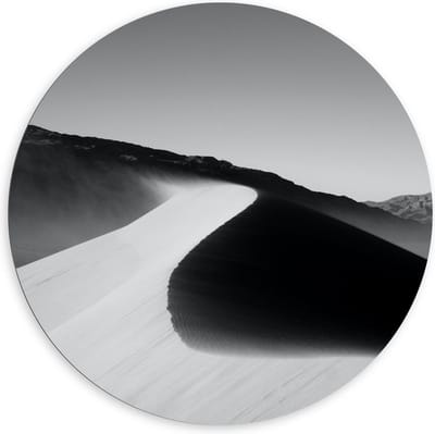 Dibond Wandcirkel - Zandheuvels in de Woestijn (zwart/wit) - 120x120cm Foto op Aluminium Wandcirkel (met ophangsysteem)