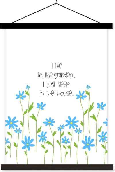 Posterhanger incl. Poster 60x80 cm - Schoolplaat - Quotes - Spreuken - I live in the garden I just sleep in the house - Textielposter - Zwarte latten