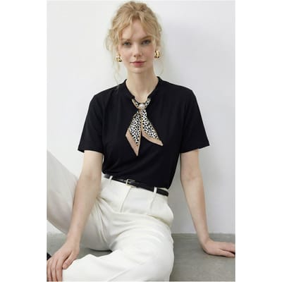 Basis Crew Neck T-Shirt met Accessoire Detail