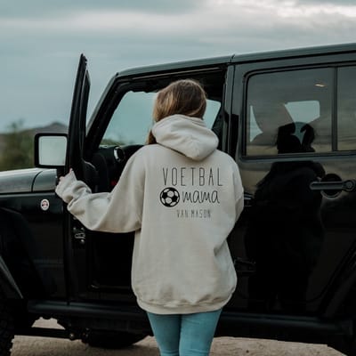 Beige voetbal mama trui | cadeau voor voetbal mama | voetbal mama met naam of namen | cadeau voor moeder | Maat S