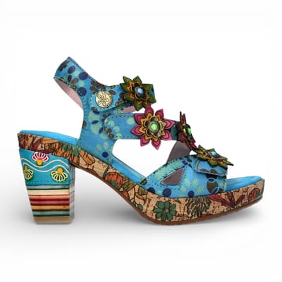 Laura Vita Nellao 33 damessandalen met sleehak, blauw met bloemenprint, van leer.